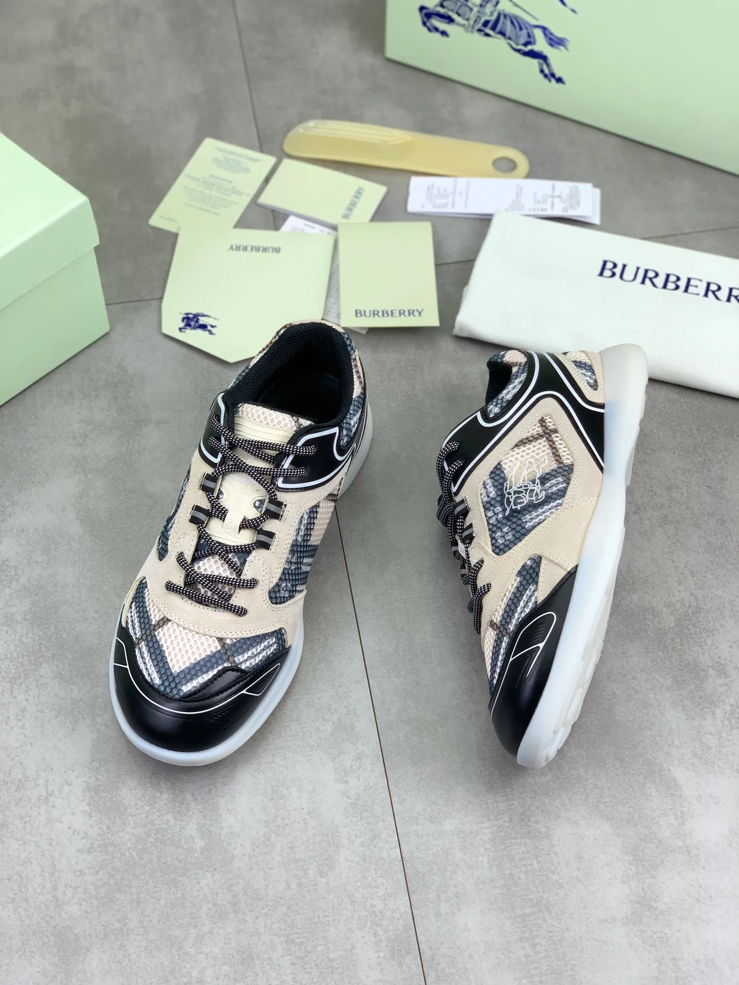 Factory price P720 [BURBERRY] Burberry - High-end quality original order - Upper: imported 🔝 original material - Inner lining: cowhide lining, feet; water-dyed cowhide - Outsole: ultra-light TPR rubber; two-color molded outsole - Ultra-high quality control·Fine workmanship: highlighted (high-end·nobility·grade) -Size: 36-46 for men and women Color: 4️⃣colors available